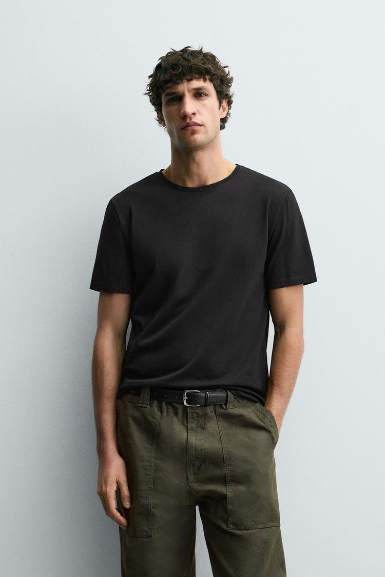 CAMISETA BÁSICA DE CORTE AJUSTADO /01 2