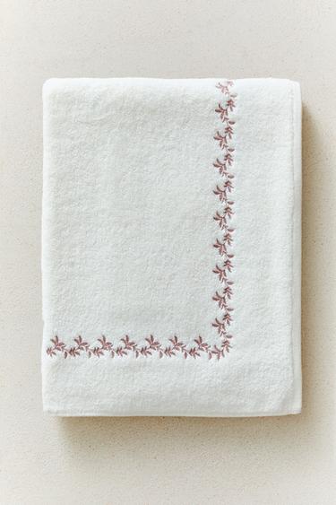 PLANT EMBROIDERY BATH TOWEL - وردي الخاص بـ Zara