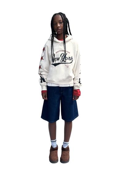 SWEAT À CAPUCHE ET INSCRIPTION IMPRIMÉE - Écru de Zara