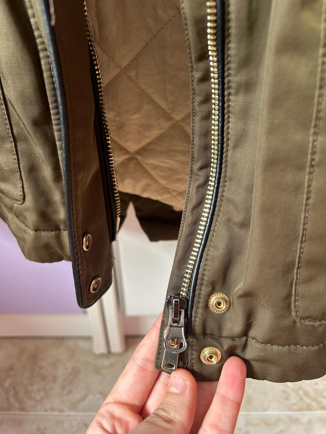 PARKA VERDE CAQUI CON CALUCHA - Image 7