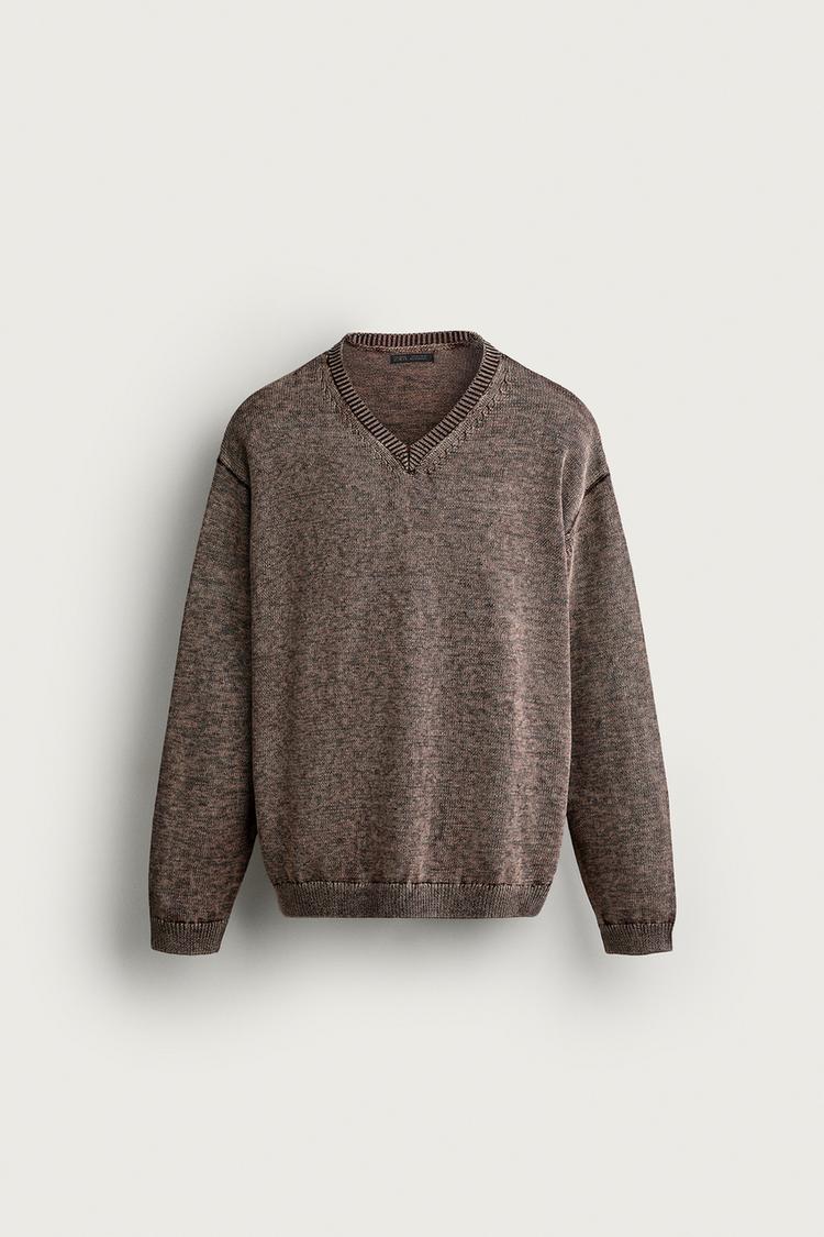 TWISTED YARN V-NECK SWEATER — Red / Black
