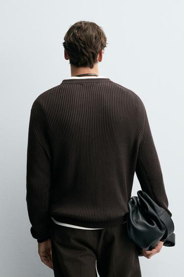 سترة محبوكة مضلعة - بني داكن الخاص بـ Zara