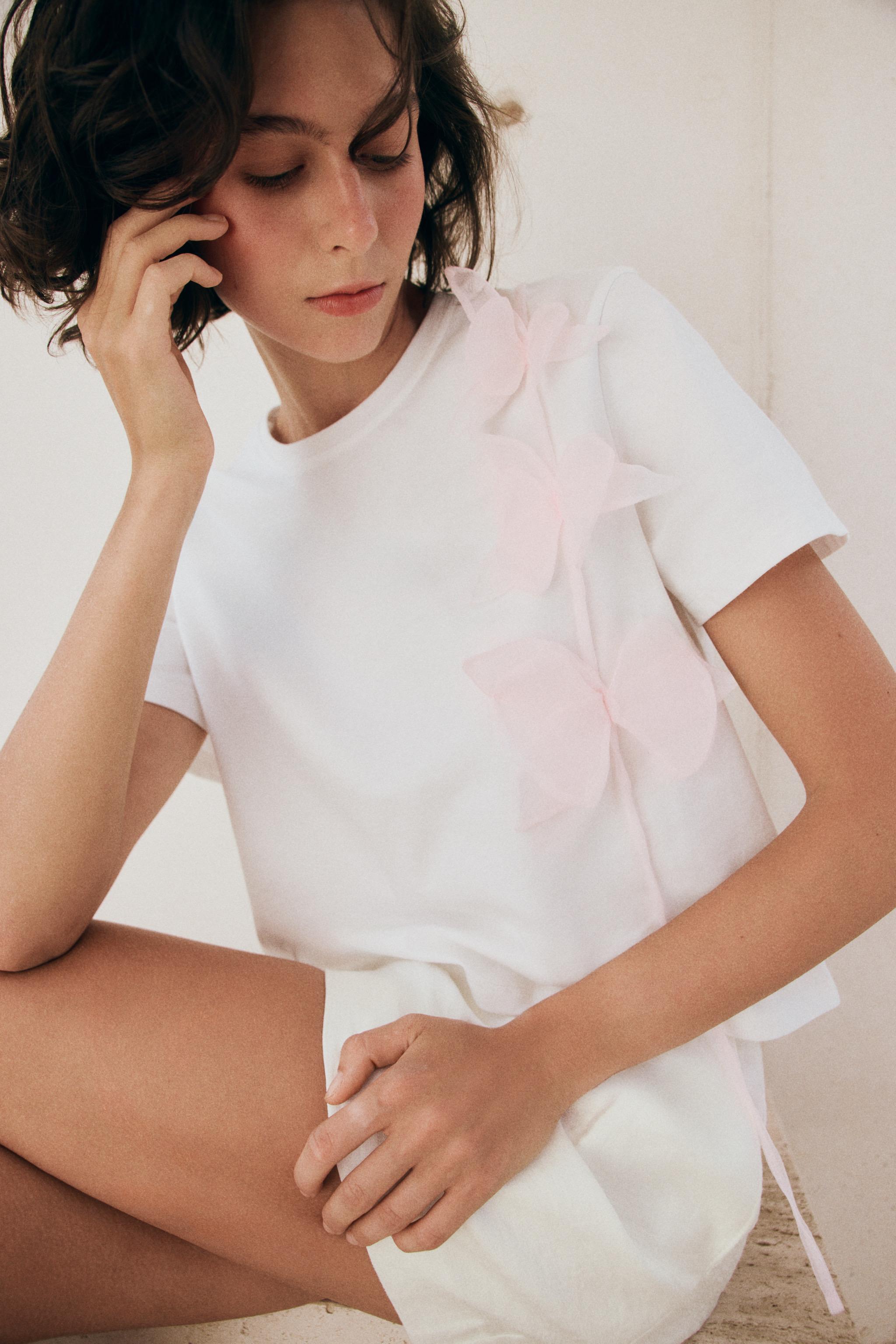 Женские футболки Zara EMBOSSED FLOWER T-SHIRT — фото 2