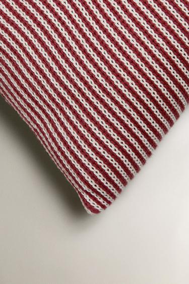 COUSSIN ENFANT BRODERIE LETTRE C - Rouge de Zara - Image 1