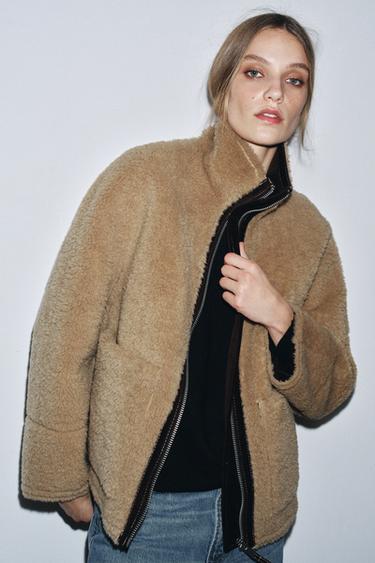 OBOJSTRANNÁ BUNDA Z UMELÉHO BARANČEKA ZW COLLECTION - stredná ťavia zn. Zara