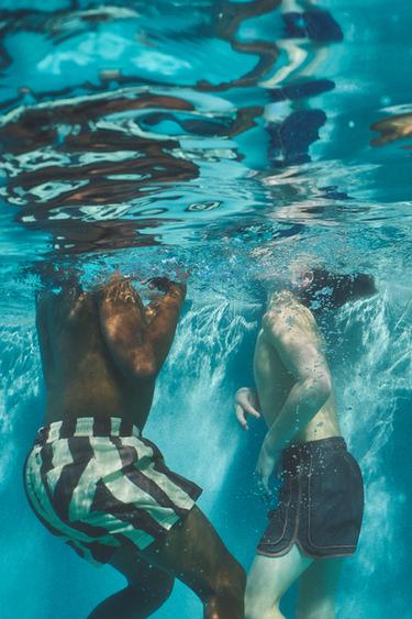 2–6 ЛЕТ/ ПЛАВКИ-БЕРМУДЫ С КОНТРАСТНЫМИ ПОЛОСАМИ — АНТРАЦИТОВО-СЕРЫЙ от Zara