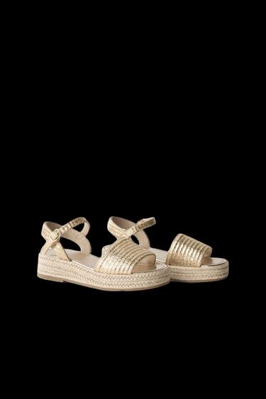 SANDALIA YUTE - Oro de Zara