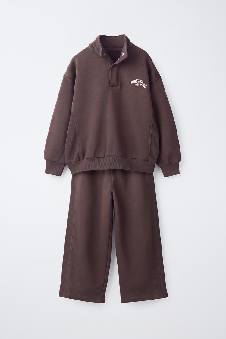 Conjunto sudadera y pantalón wide leg texto varsity