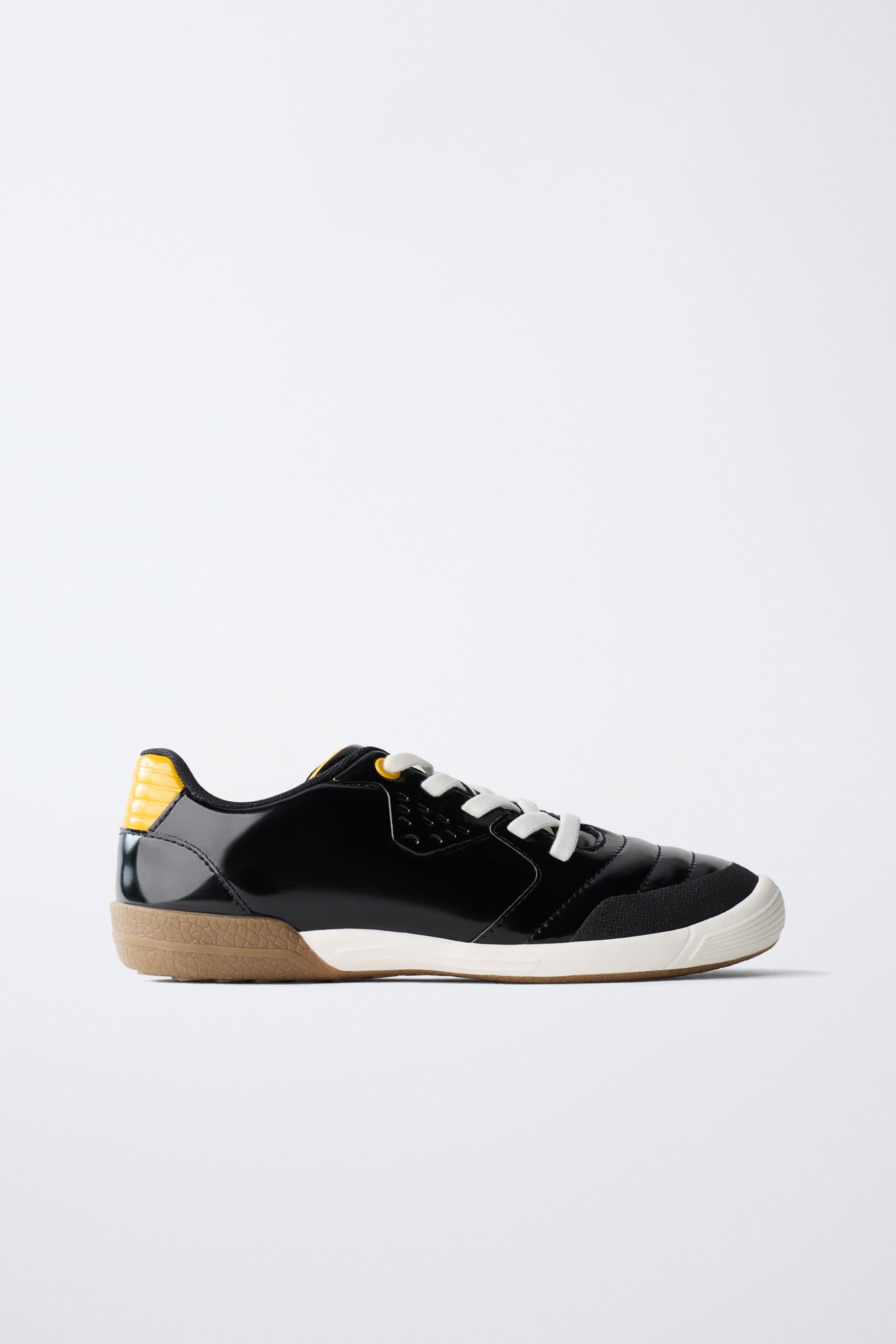 SOCCER SNEAKERS — Black