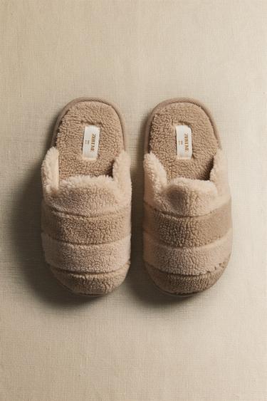 خف للأطفال من فرو الغنم الاصطناعي - بيج فاتح الخاص بـ Zara