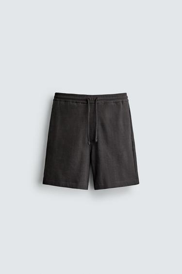 برمودا هيكلية بقصة مريحة - فحمي الخاص بـ Zara