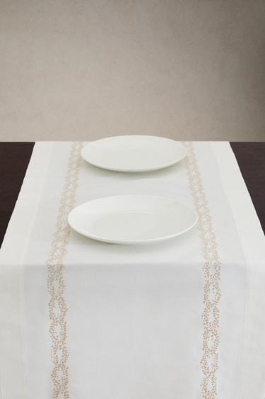 CHEMIN DE TABLE SATIN BRODÉ - Écru de Zara - Image 1