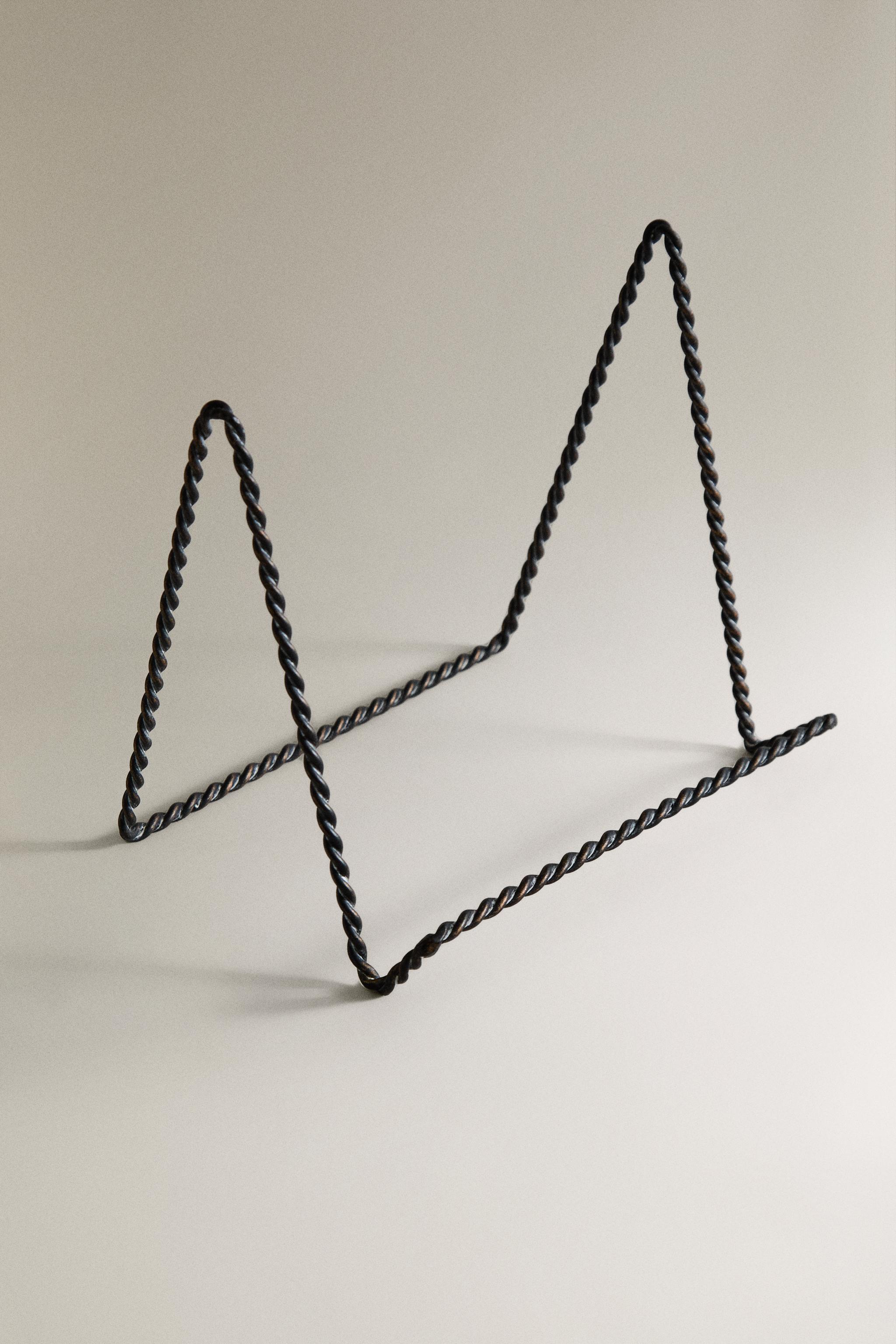 BRAIDED METAL DISPLAY