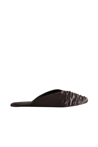 MULE PLIEGUES SATÉN - Marrón de Zara