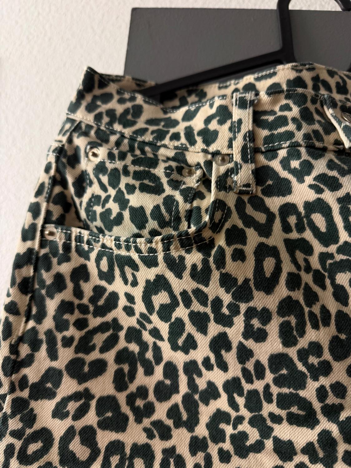 JEANS ZW COLLECTION BOOTCUT TIRO ALTO CROPPED ESTAMPADO ANIMAL - Image 3