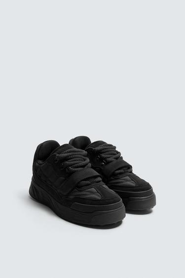 EINFARBIGE SNEAKER MIT VOLUMINÖSER SOHLE - Schwarz von Zara