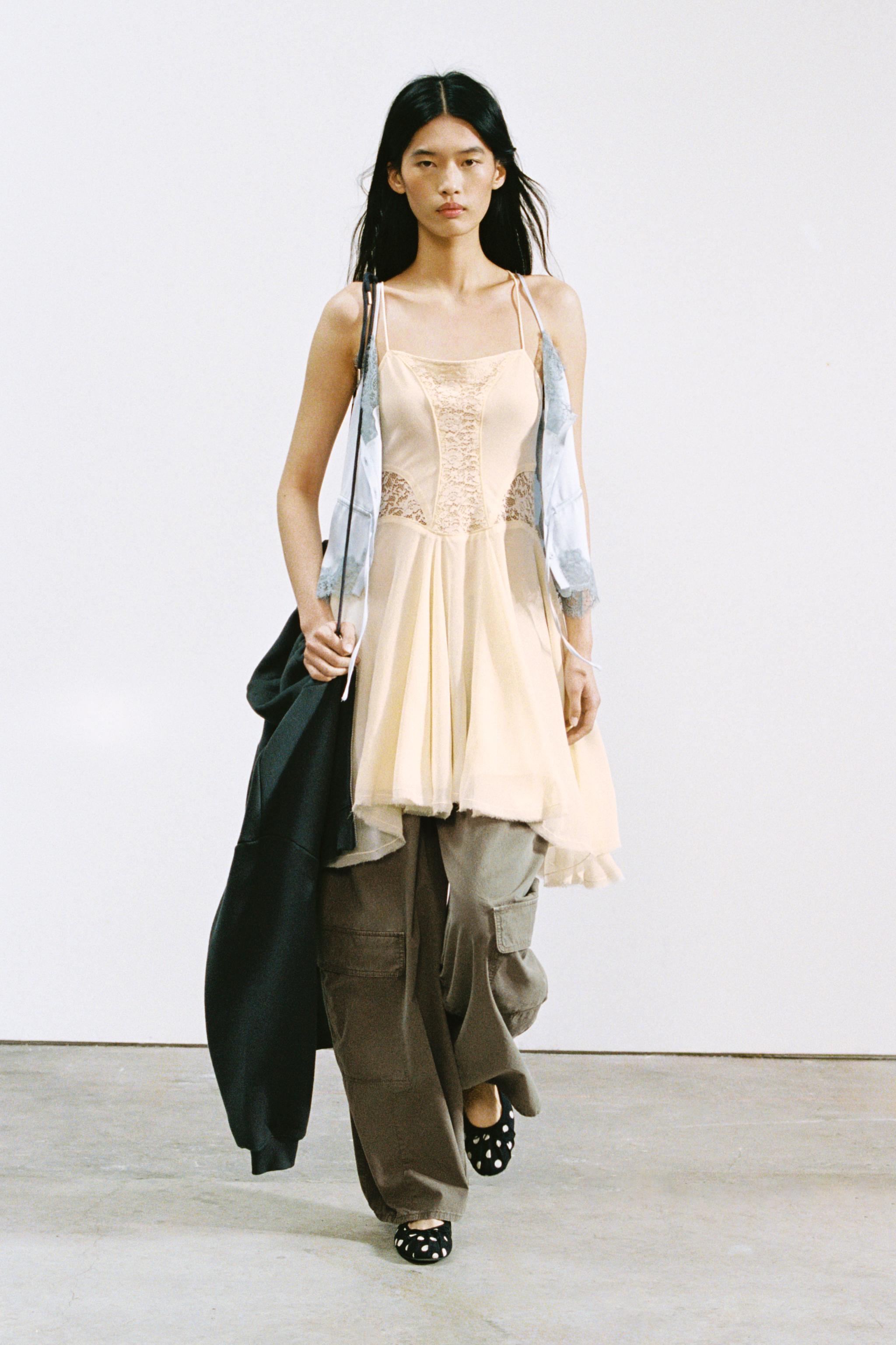 SHORT DRESS WITH LACE GODETS