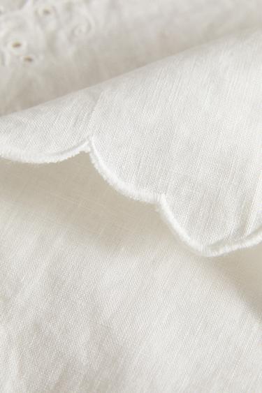 PACK OF FLORAL EMBROIDERED LINEN NAPKINS (PACK OF 2) - White by Zara - Image 3