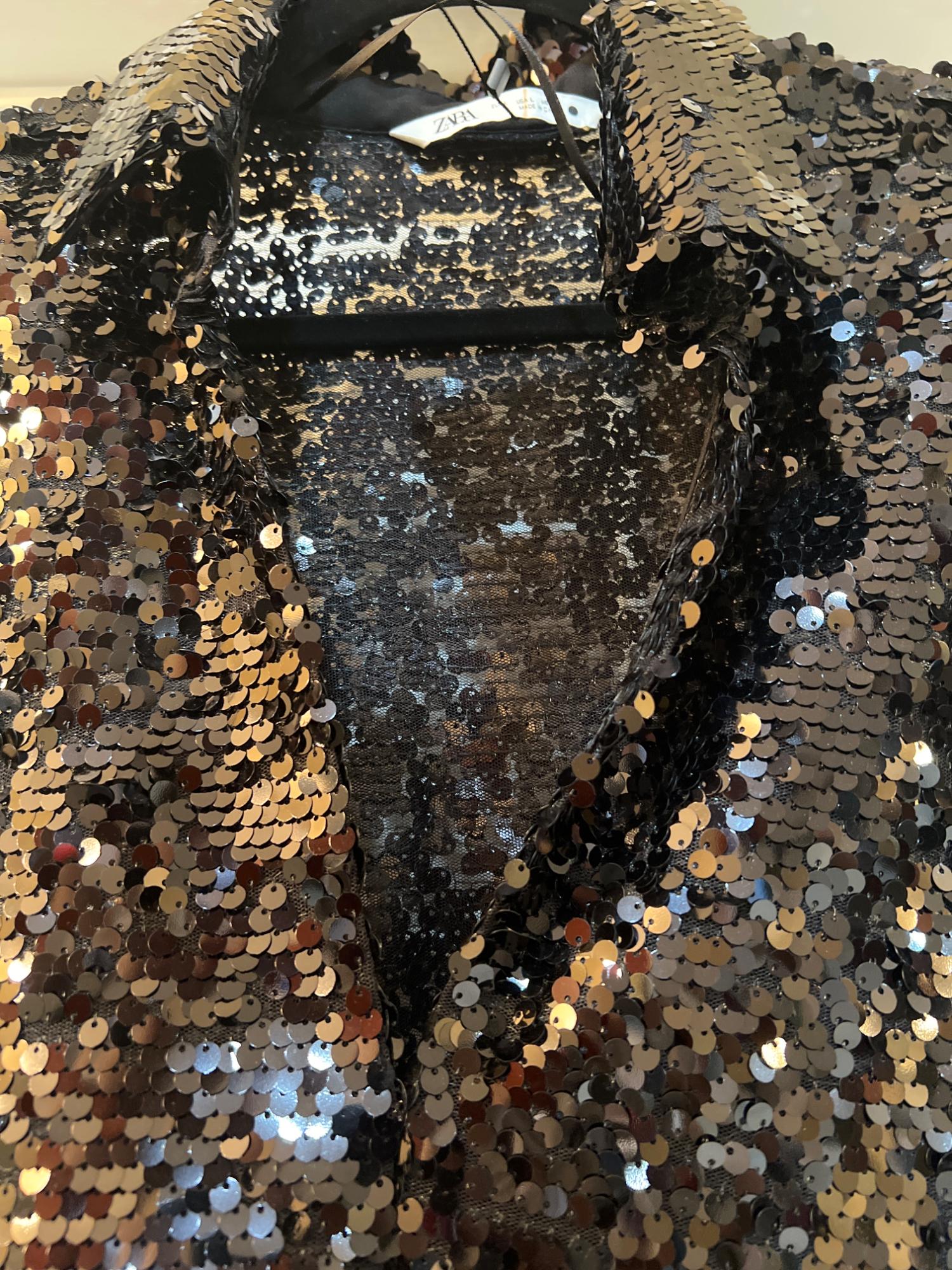 Blouse with V-neck lapel collar with long cuffed sleeves. Side vents at hem.