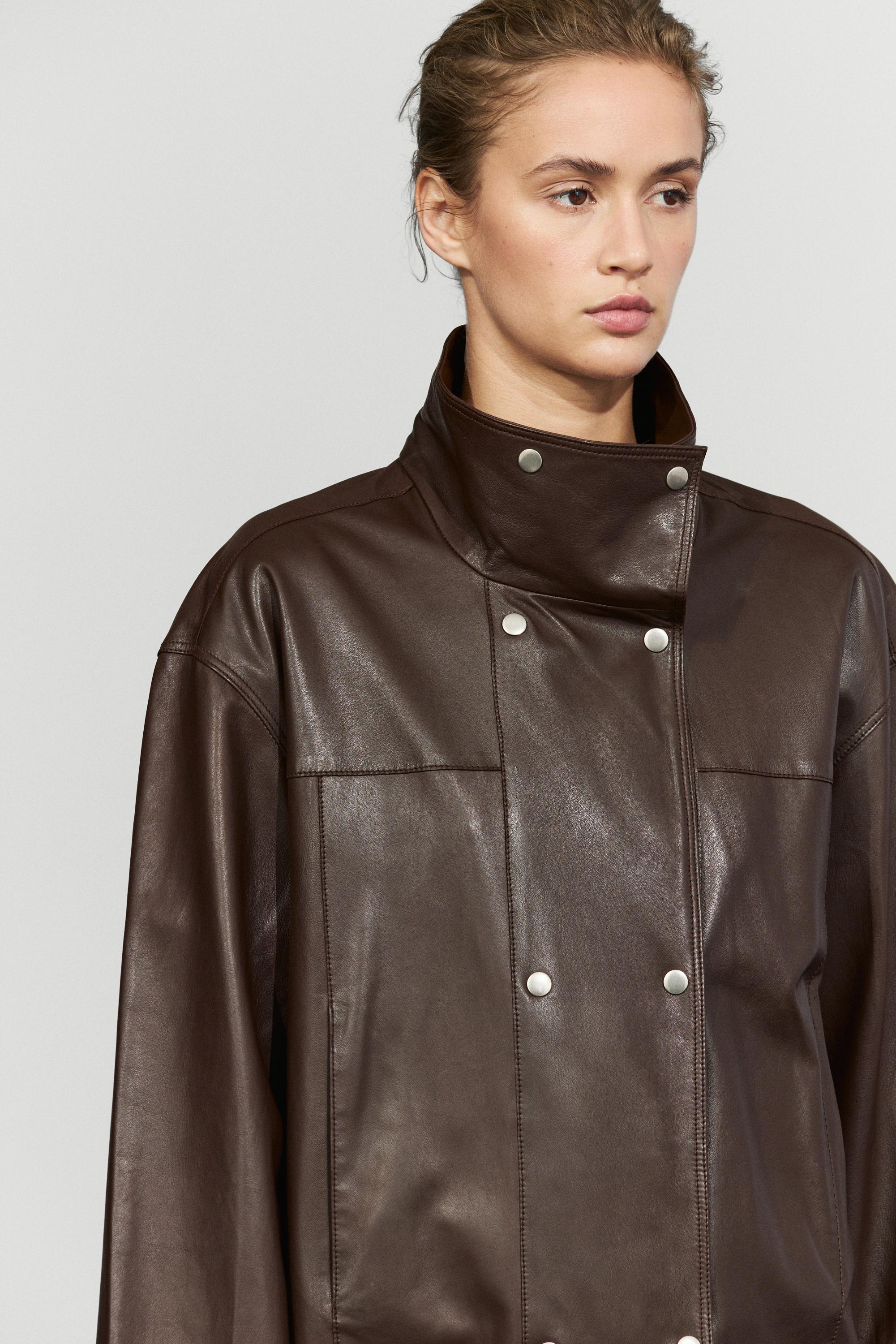 Veste en cuir nappa à fermeture sous patte