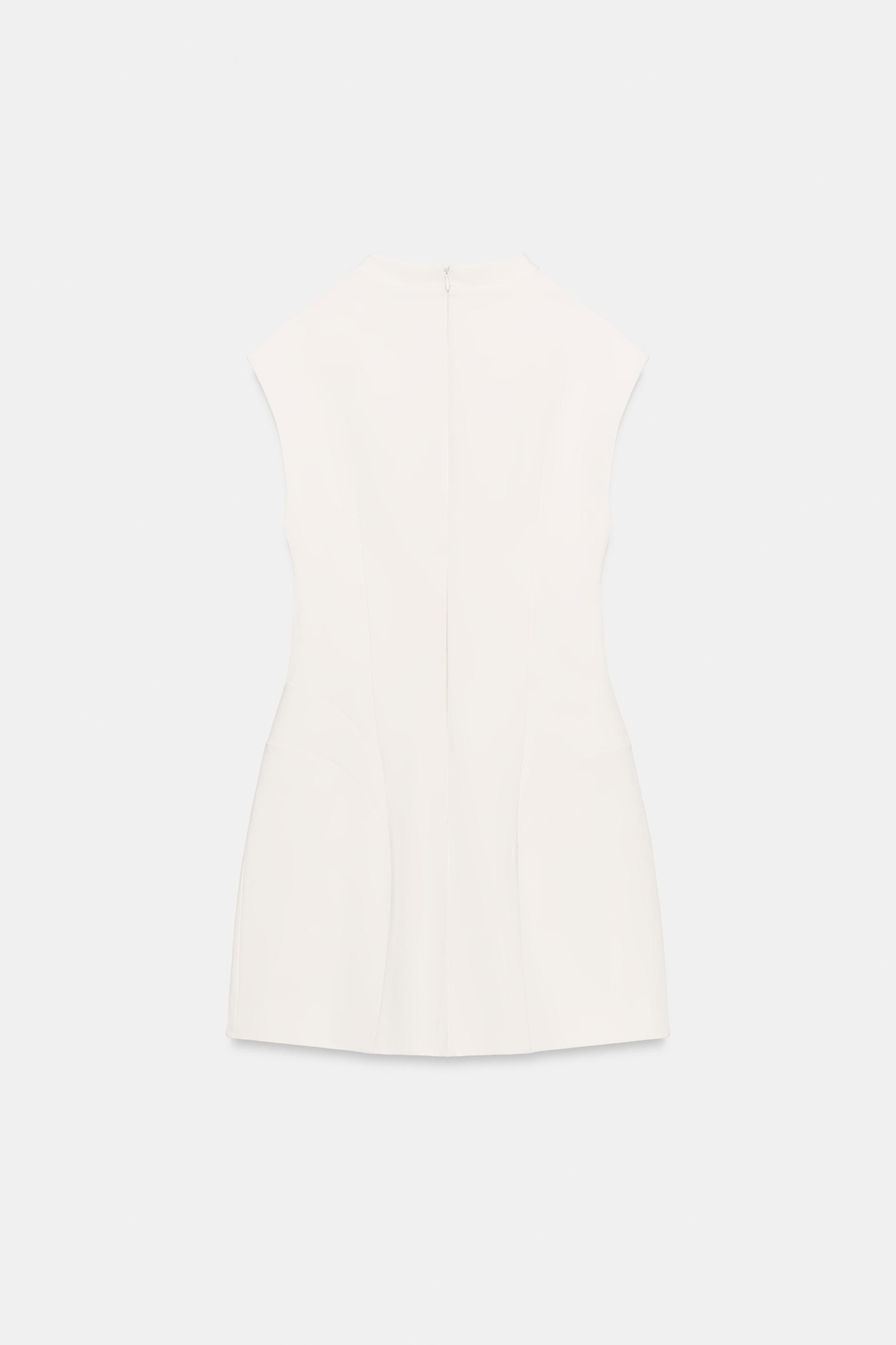 ROBE COURTE À VOLUME