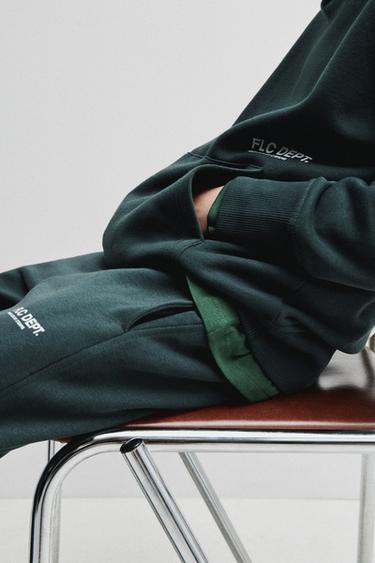 PANTALLONA JOGGER ME TEKST - E gjelbër shisheje e errët nga Zara