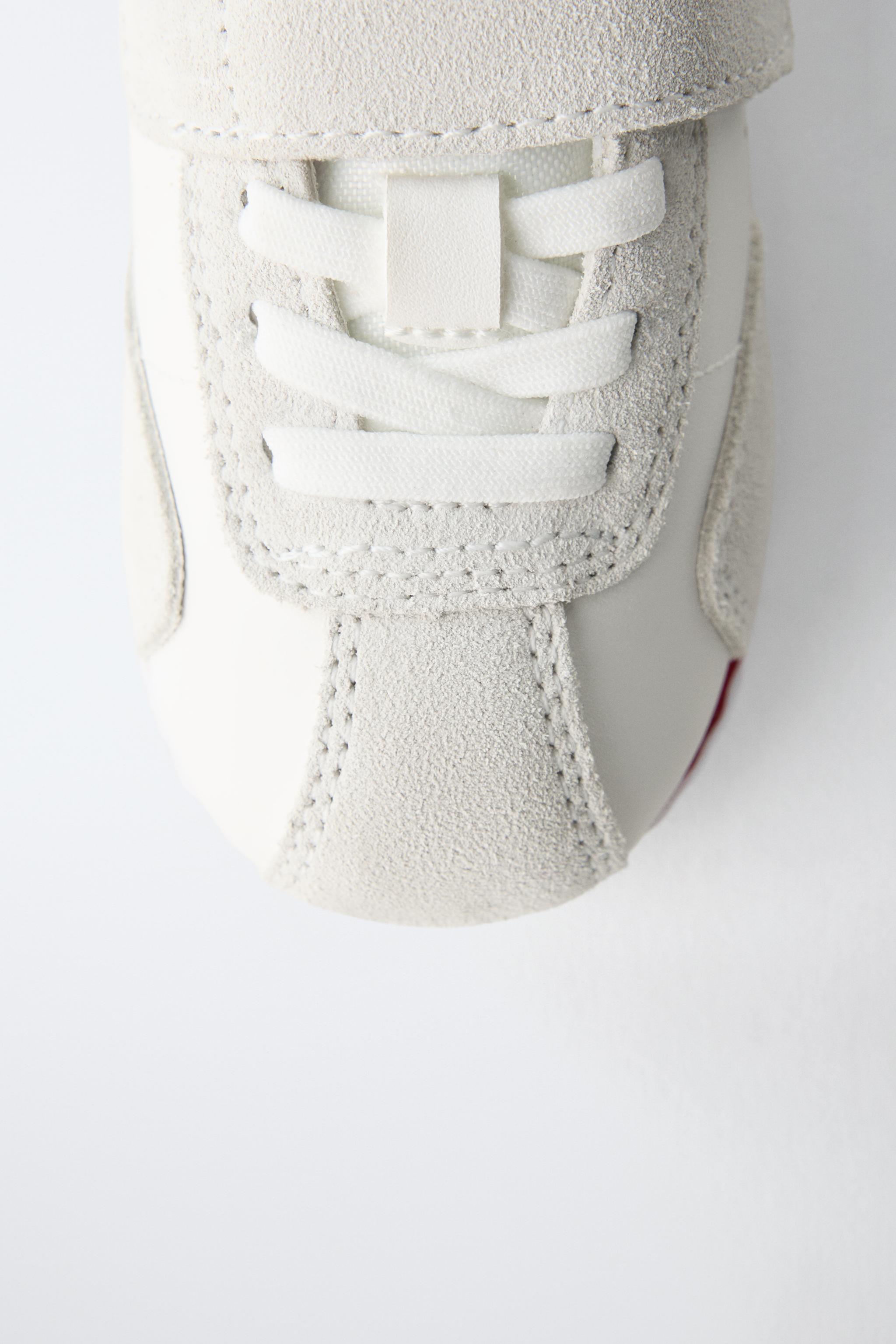 BASKET DE SPORT PIEDS NUS