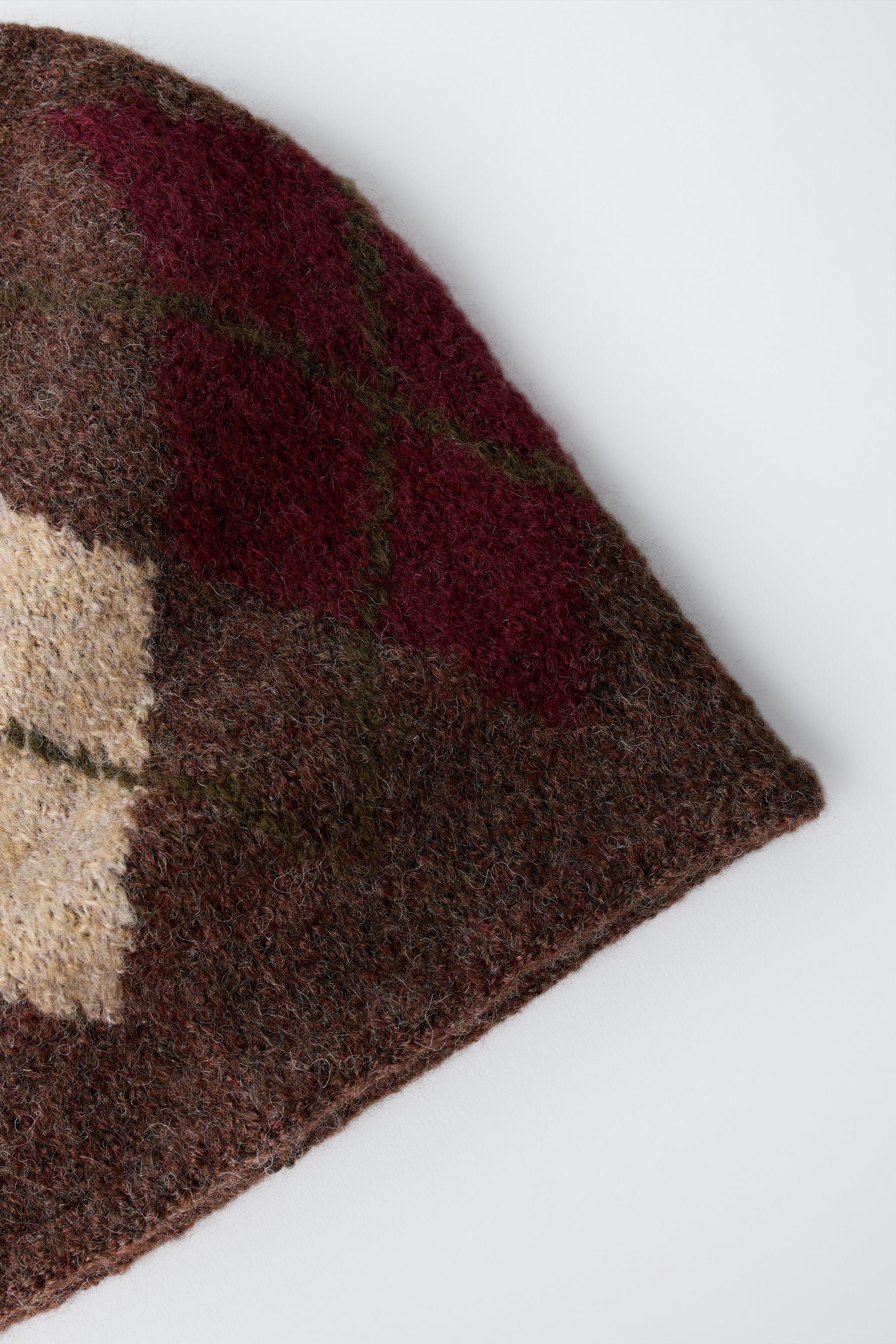 BONNET EN MAILLE À LOSANGES