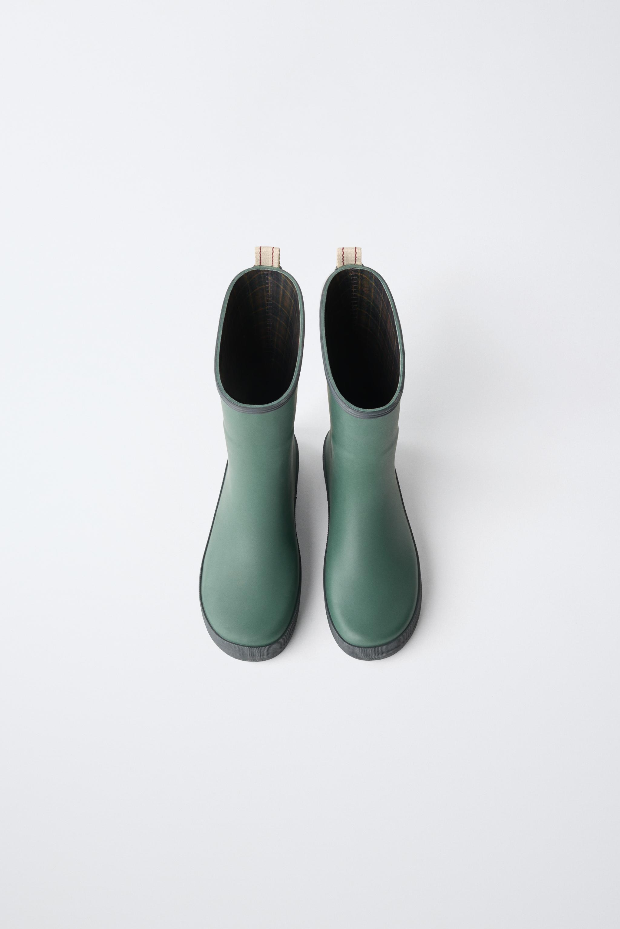 RAIN BOOTS