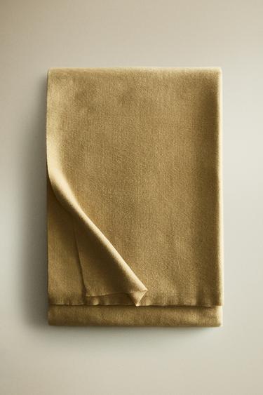 بطانية سادة فائقة النعومة - خردلي الخاص بـ Zara