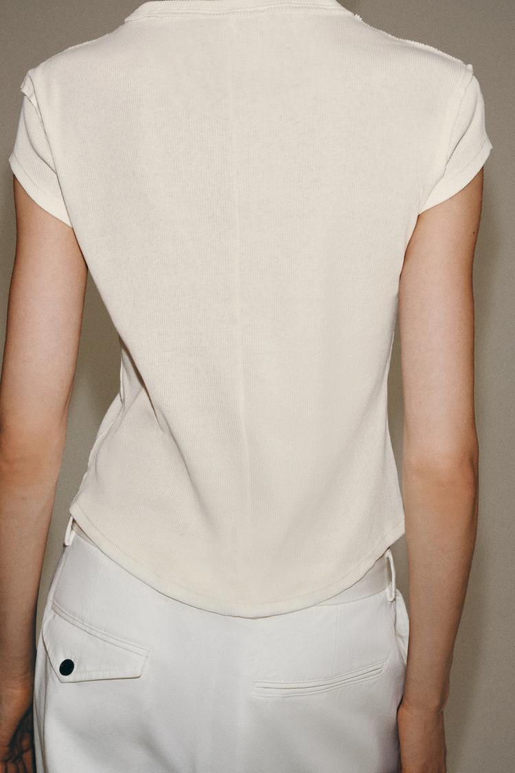 Camiseta con botonadura 3