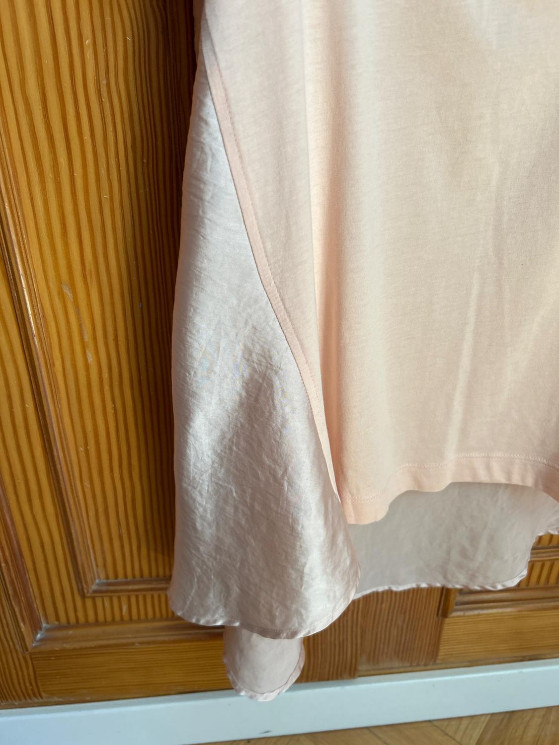 CONTRASTING T-SHIRT WITH IRREGULAR HEM - Image 3