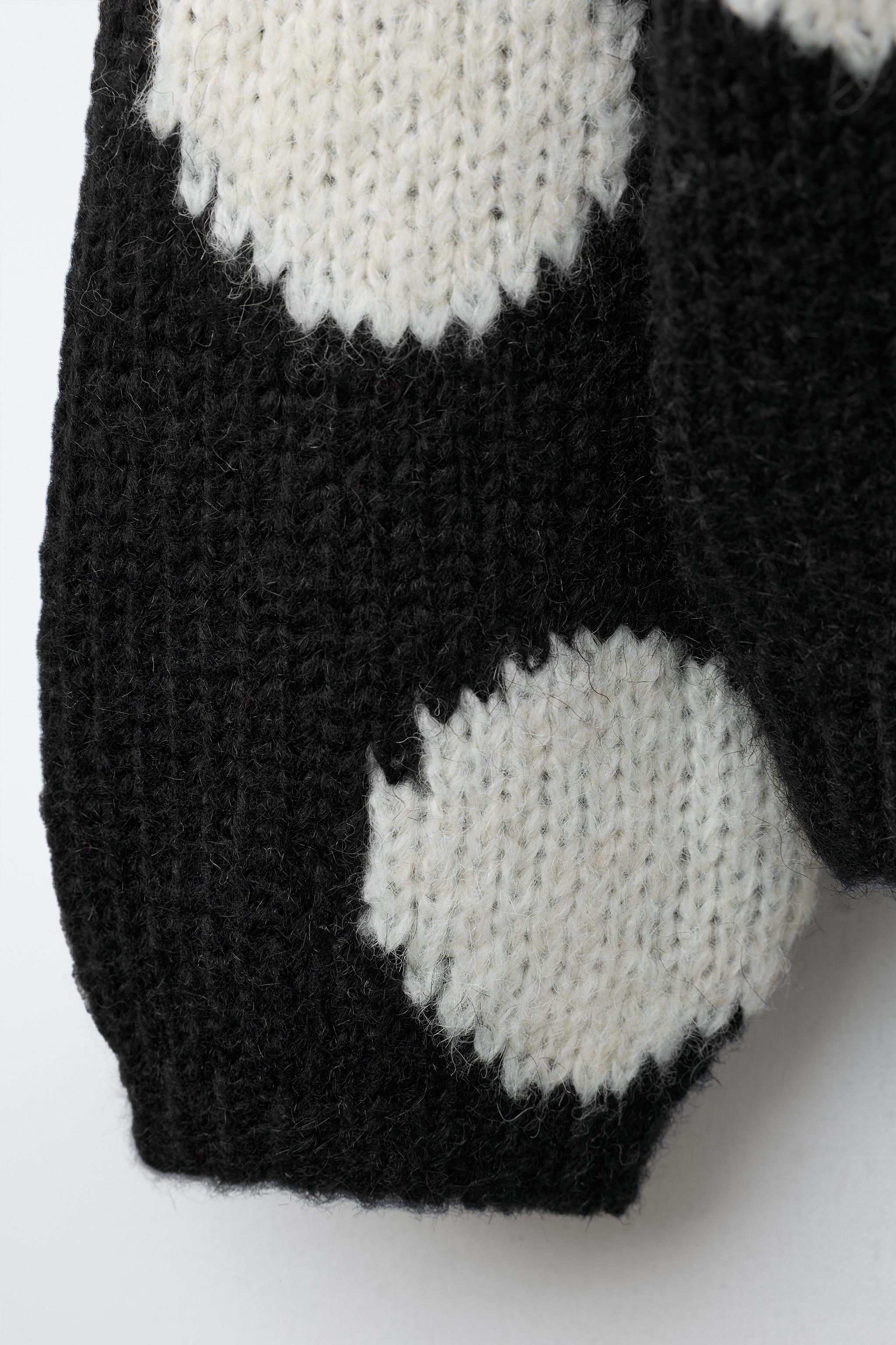 PULL EN MAILLE À POIS AVEC LAINE