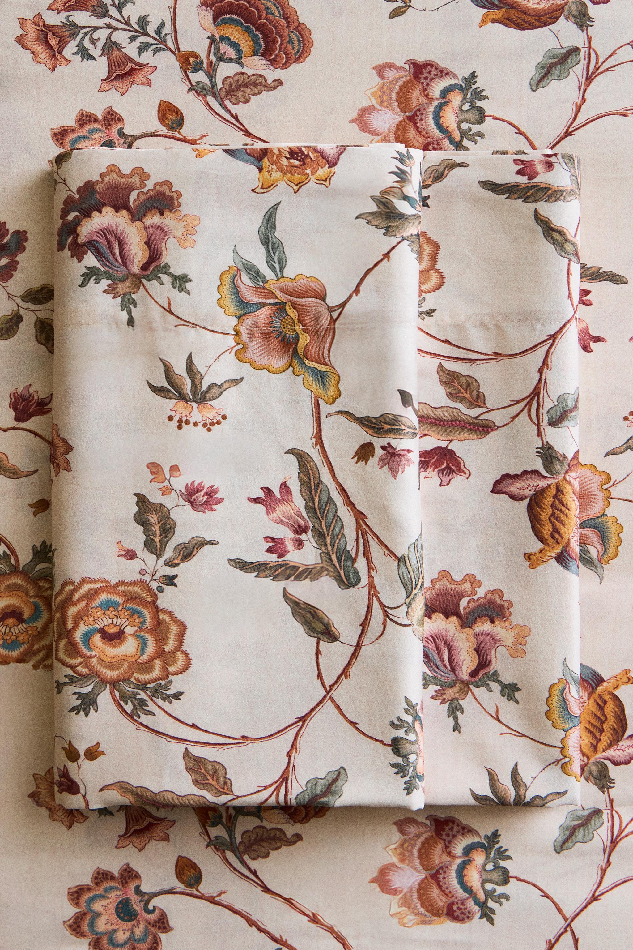 DRAP PLAT FLEURS ET BRANCHES SATIN (300 FILS)