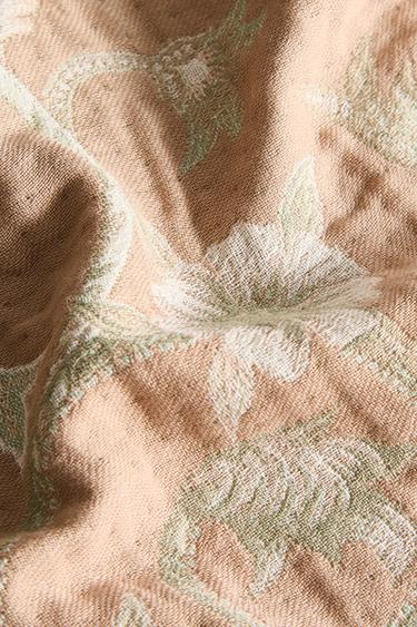 DECORATIVE FLORAL THROW - بني الخاص بـ Zara