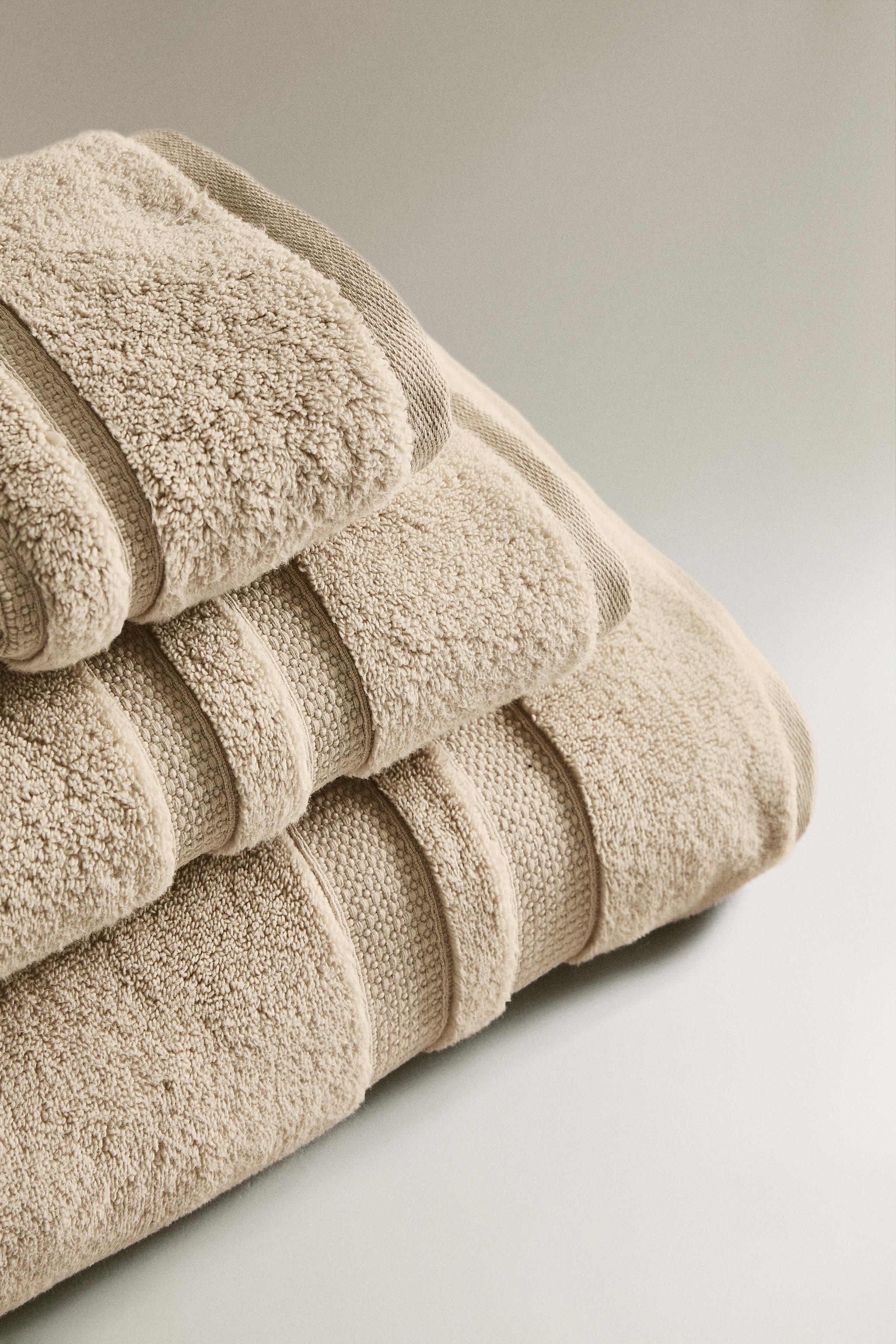 EXTRA SOFT DOUBLE-BORDER BATH TOWEL — Light sand