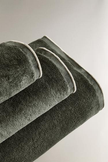 SERVIETTE DE BAIN VELOURS OVERLOCK - Vert foncé de Zara - Image 1