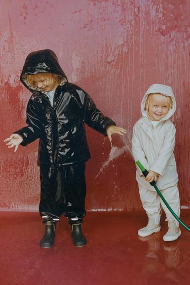 جاكيت طارد للماء مطاطي بتأثير الفرو - خَام by Zara