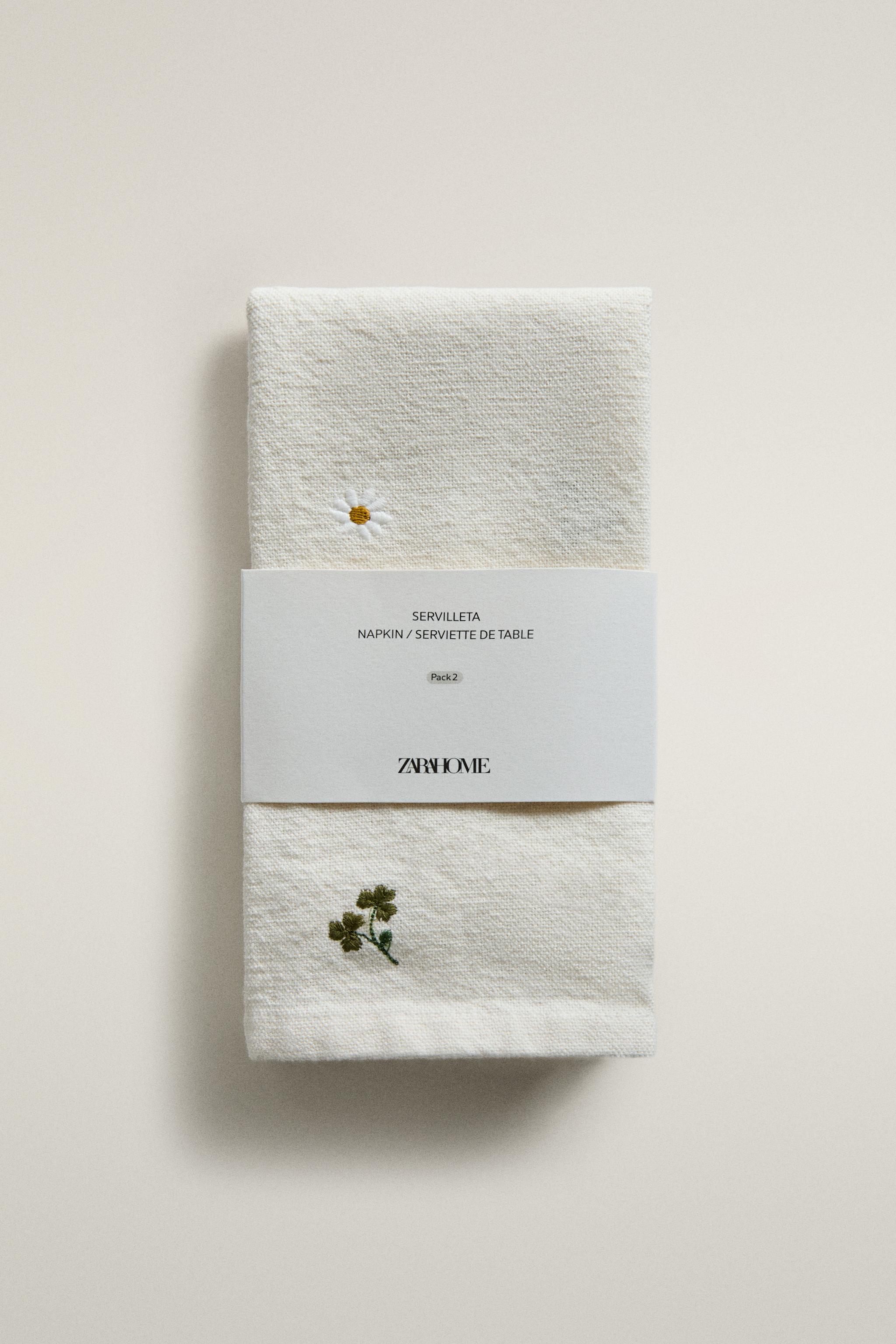 EMBROIDERED CLOVER AND DAISY NAPKINS (PACK OF 2)