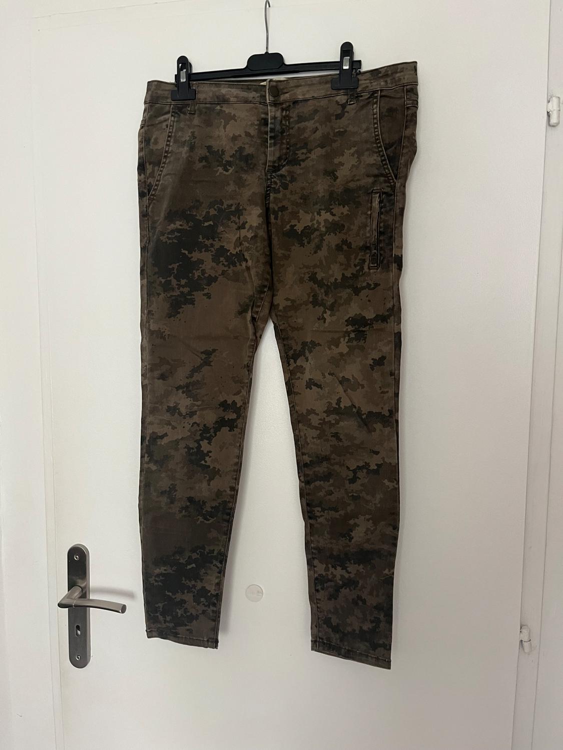 Front view of brown camouflage trousers with side pockets and button fastening.