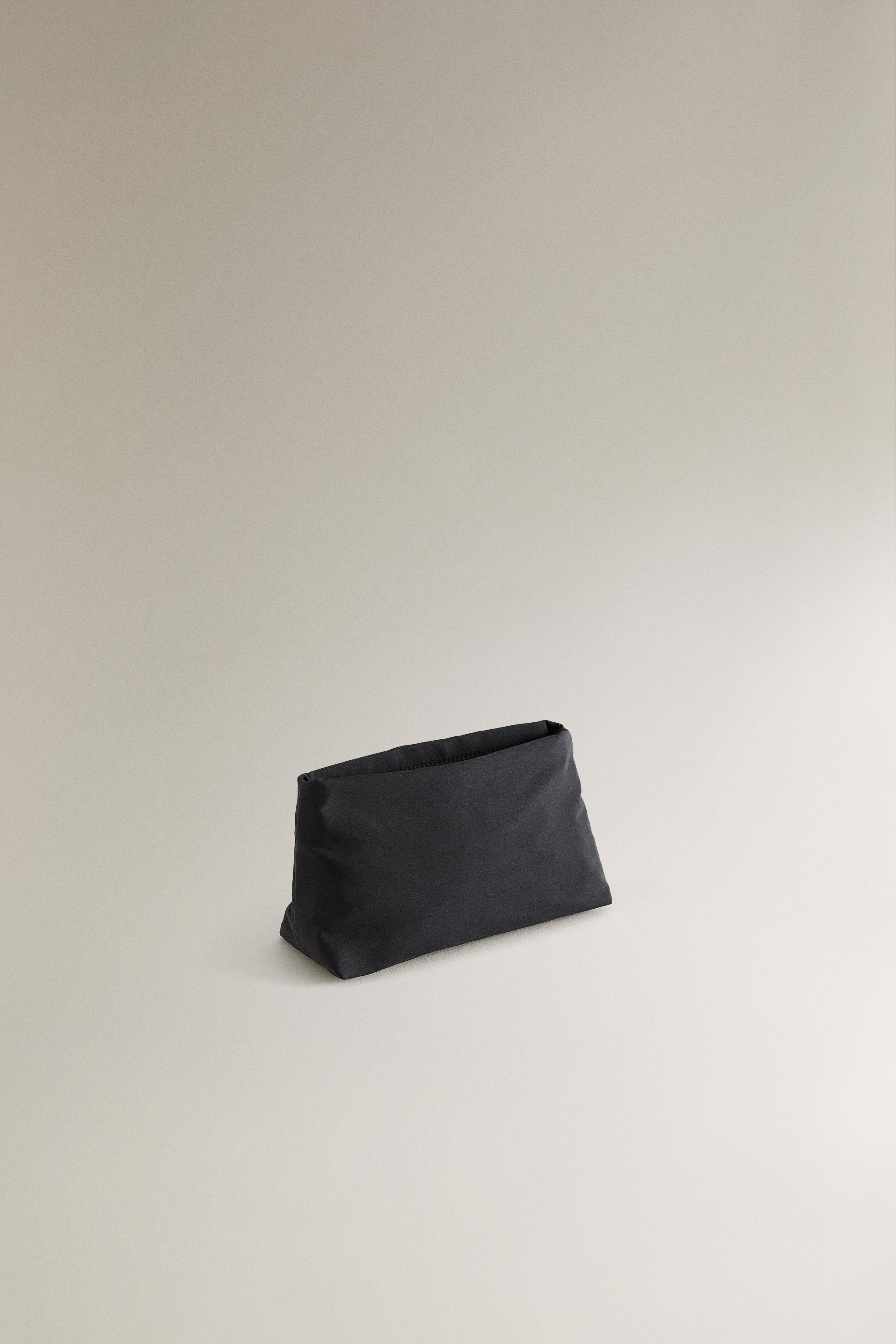 TECHNICAL FABRIC MEDIUM TOILETRY BAG — Black