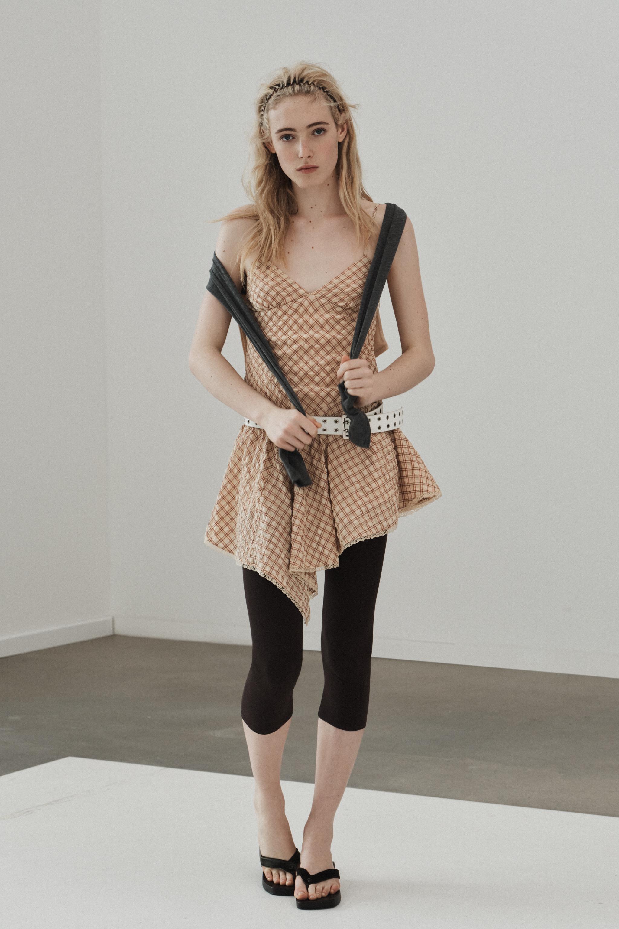 ROBE COURTE À CARREAUX ET DENTELLE