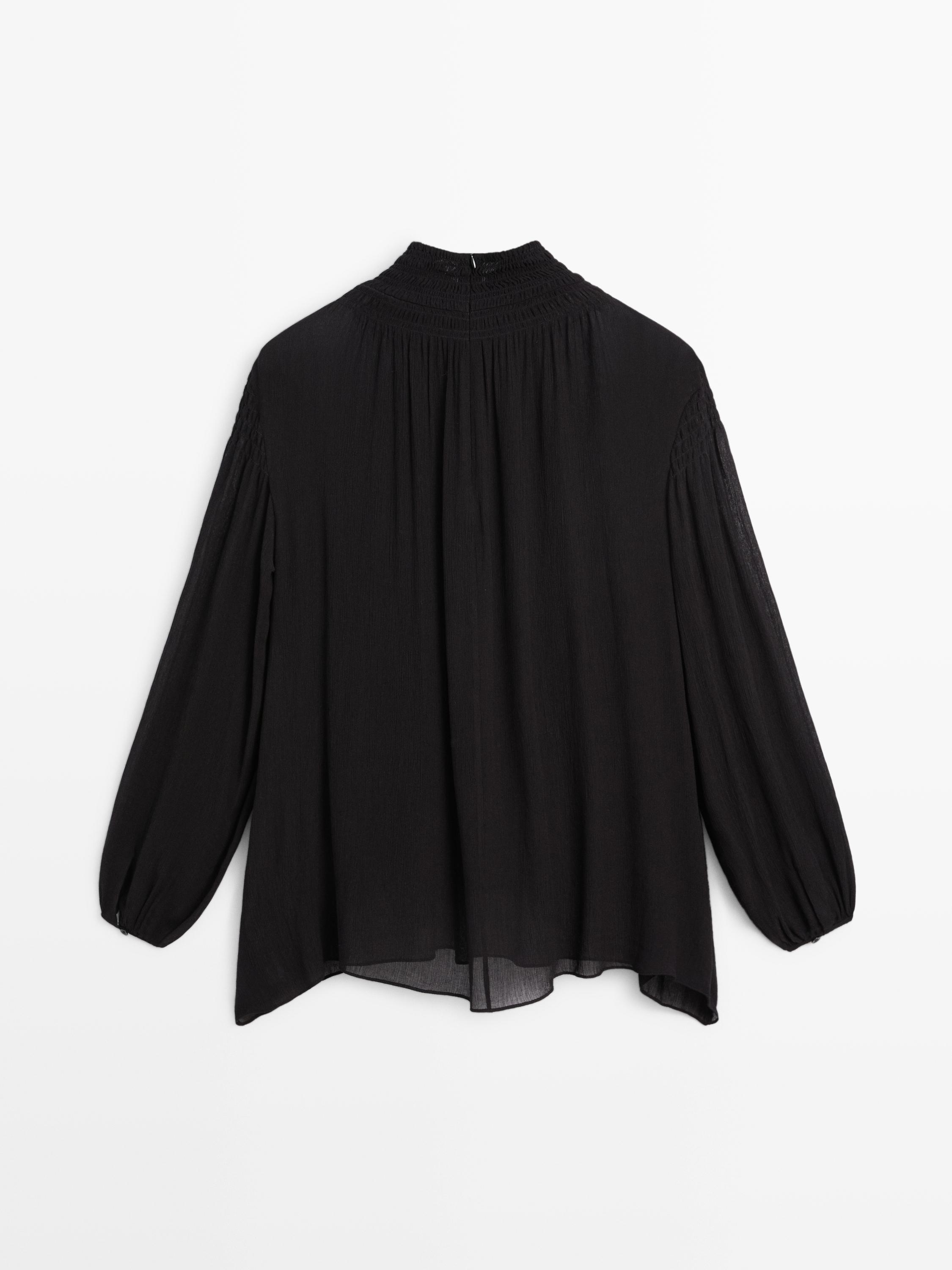 Flowing blouse with collar detail