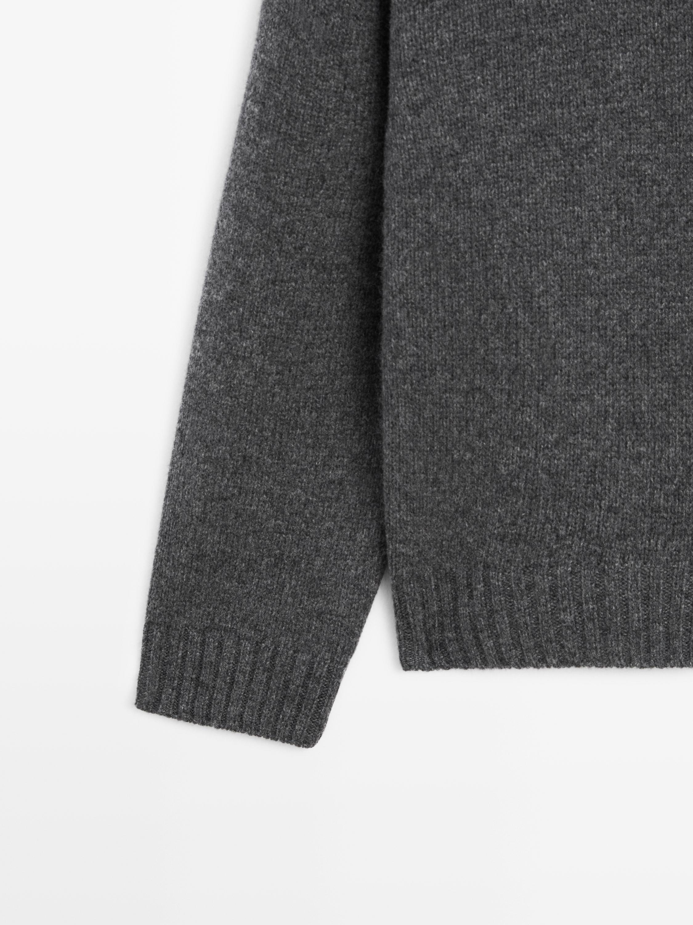 Knit 100% wool turtleneck sweater
