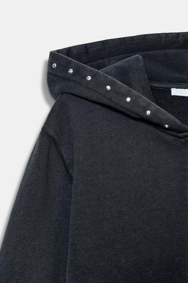 SWEAT EN MOLLETON EFFET DÉLAVÉ À CLOUS - Charbon de Zara - Image 8