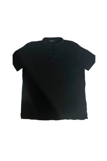 Black short-sleeved T-shirt with a round neck and three buttons at the top, on a white background.