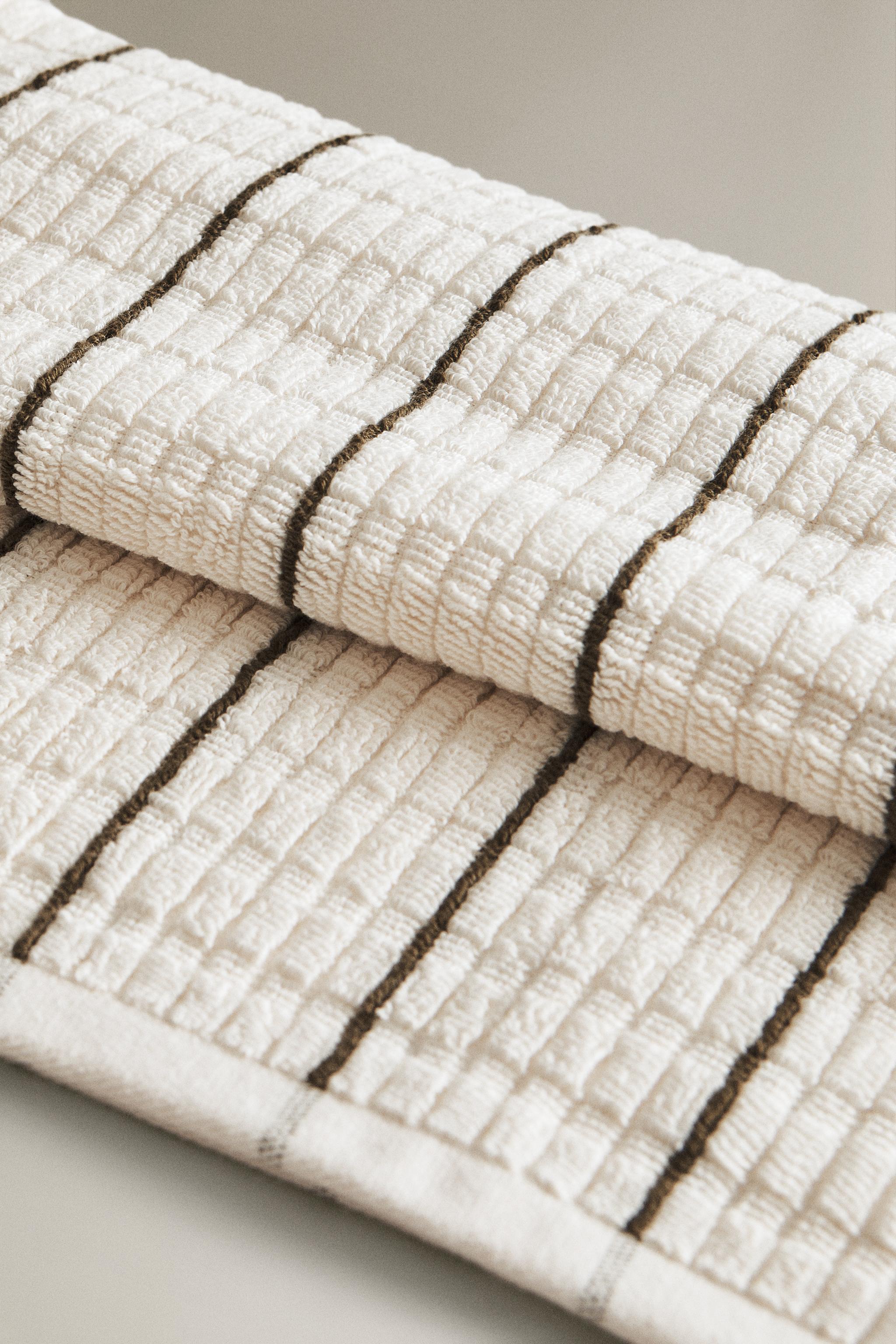 STRIPED TEXTURED BATH TOWEL