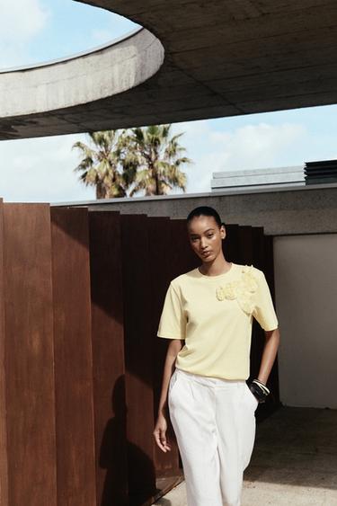 SHIRT MIT BLUME - Gelb von Zara