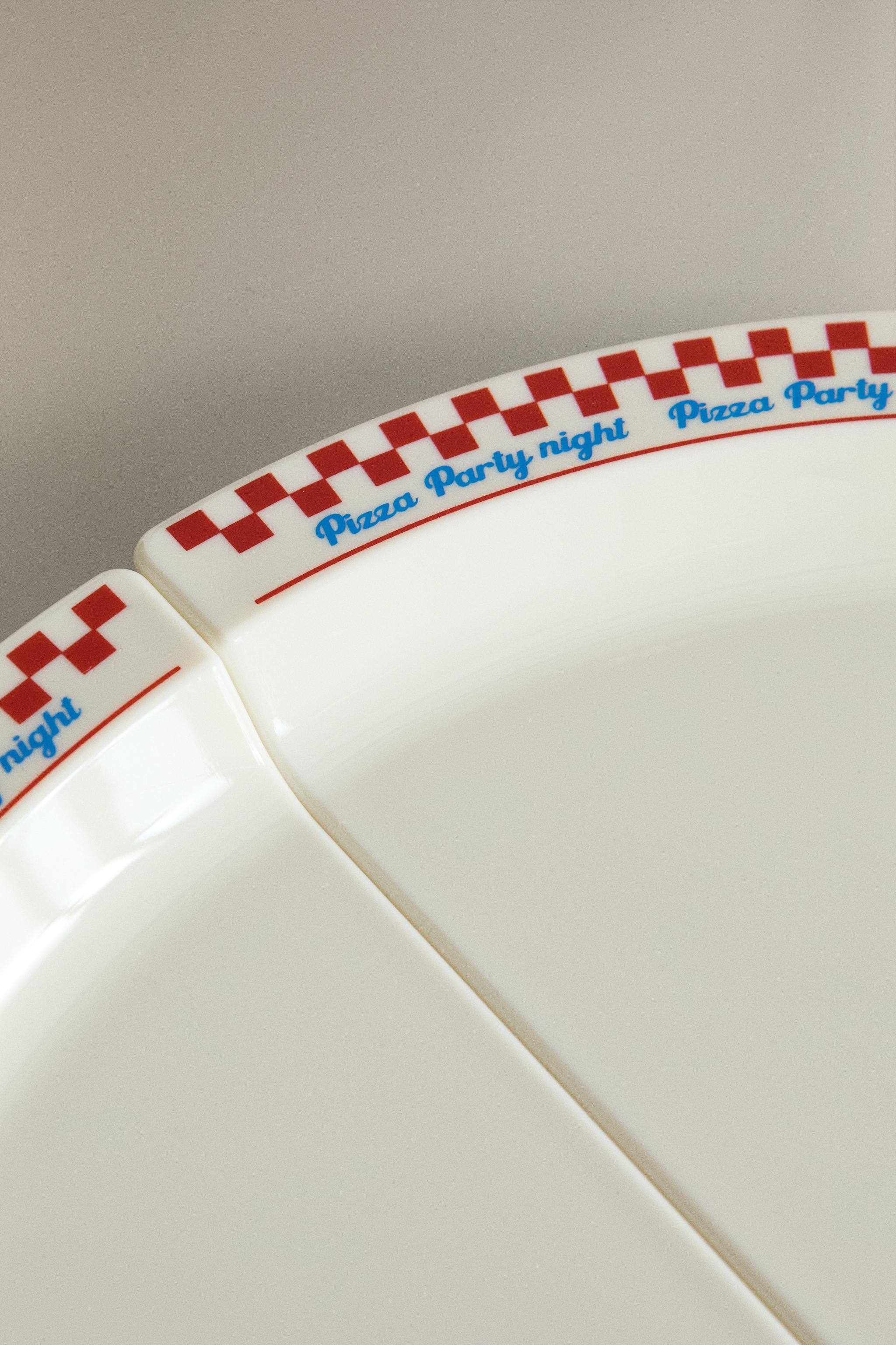 SET OF CHILDREN'S PIZZA SLICE PLATES (SET OF 4