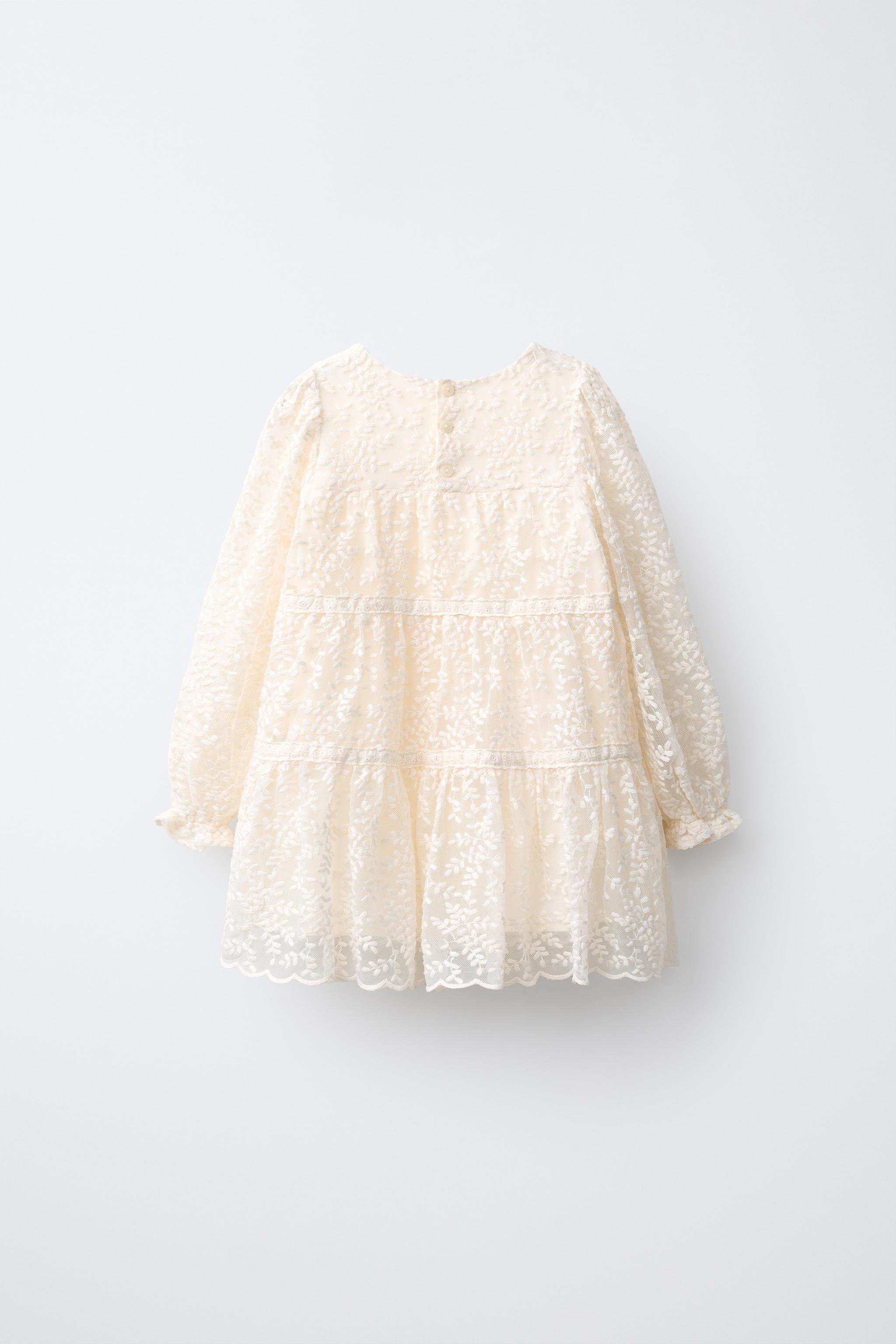 ROBE EN DENTELLE À EMPIÈCEMENTS